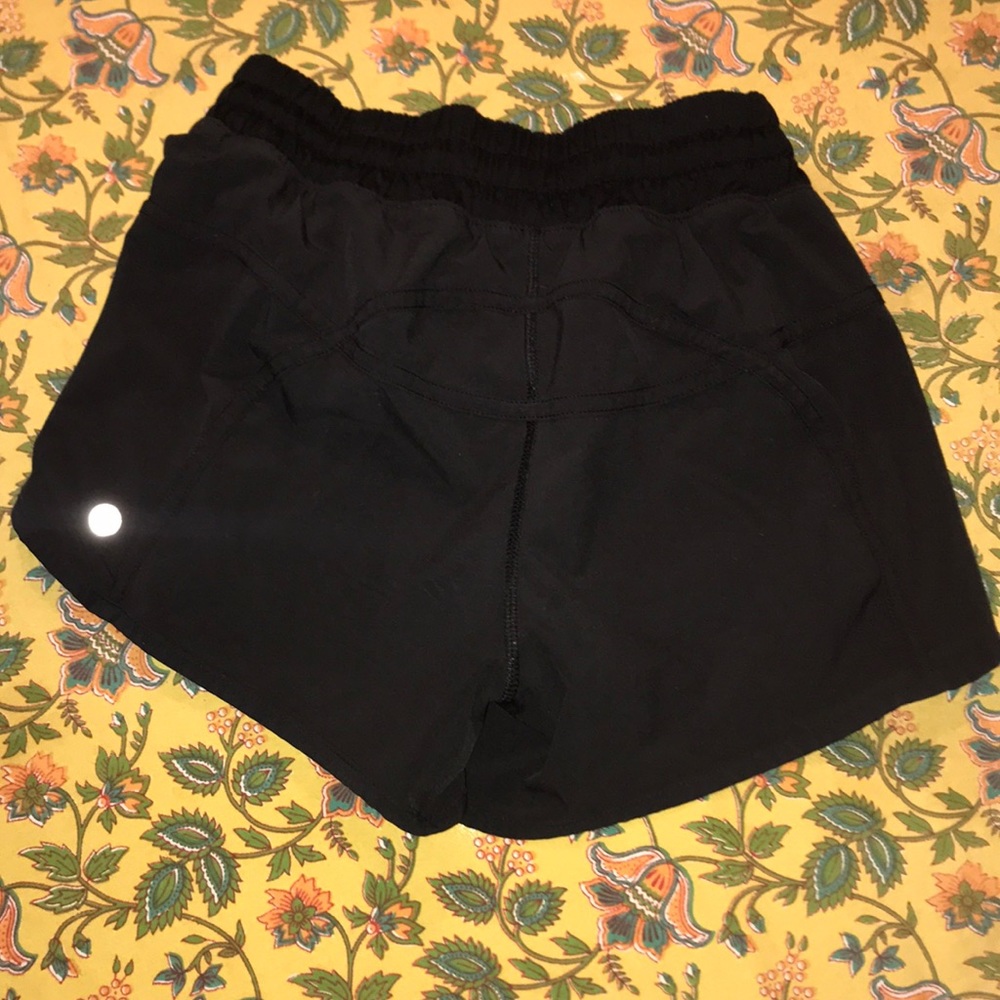 Black lulu lemon 4’ size 4 tracker short